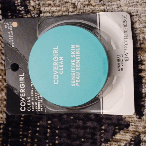 COVERGIRL Other - 4/$30 New Cover Girl Pressed Powder - Classic Ivory #210
